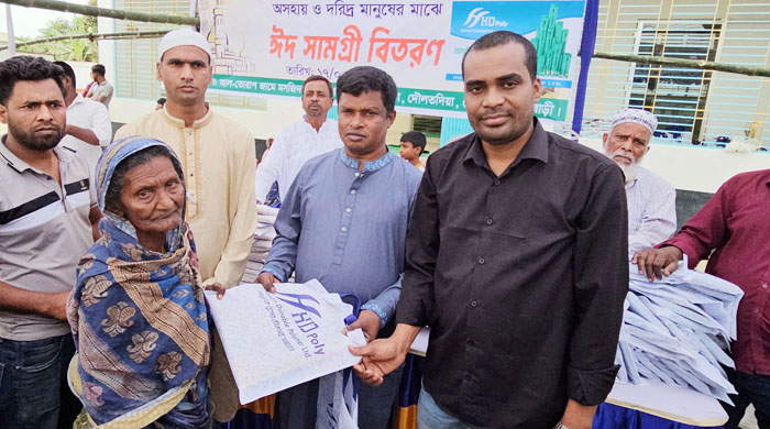  গোয়ালন্দে হোসাইনের ঈদ উপহার ১হাজার নারী-পুরুষ পেল শাড়ি-লুঙ্গি